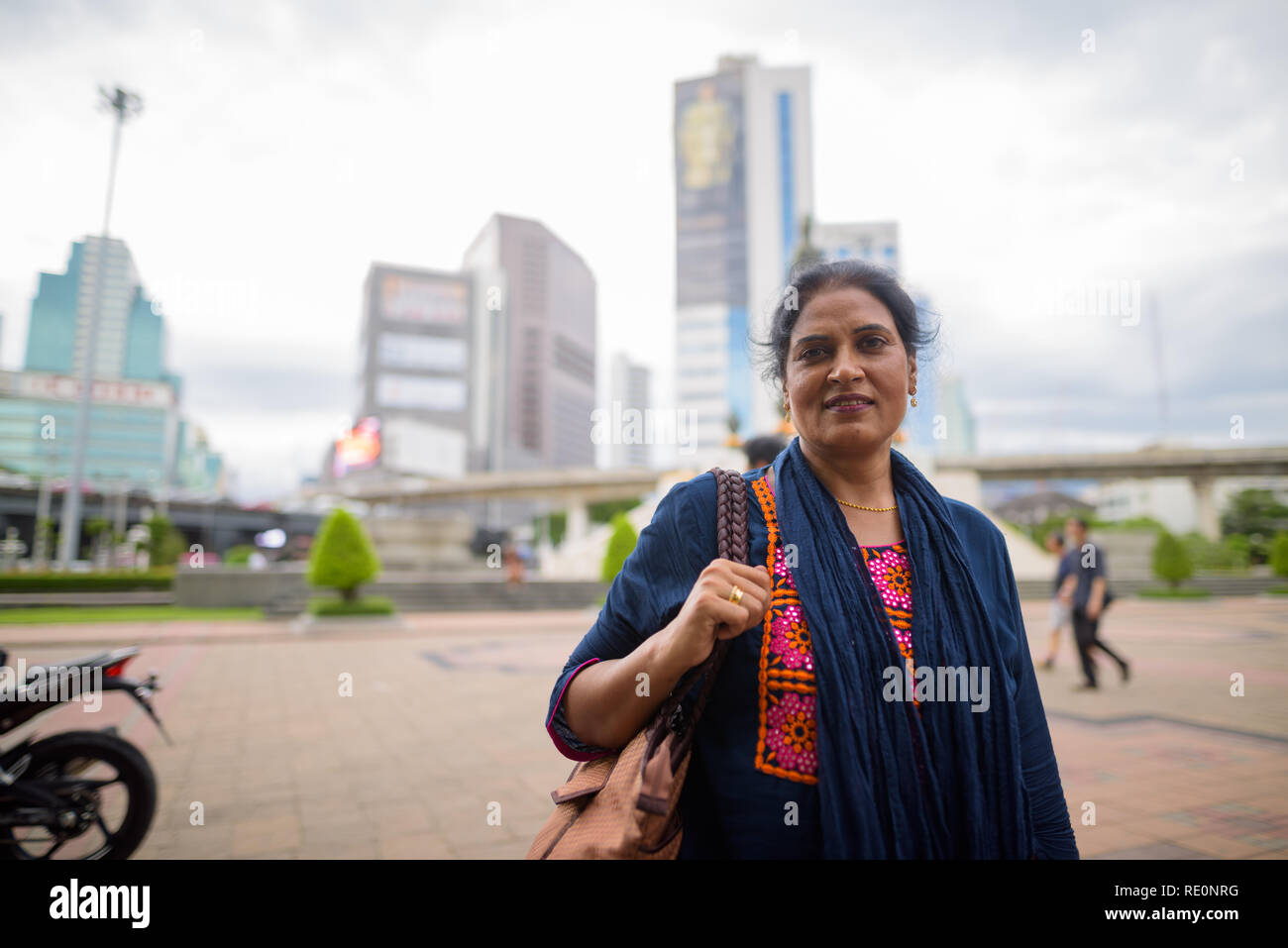 Belle mature femme indienne à la découverte de la ville de Bangkok, Tha Banque D'Images