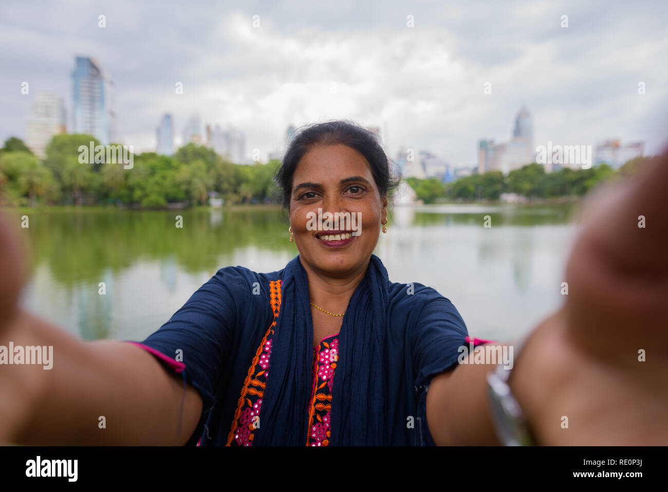 Point de vue personnel mature femme indienne prenant selfies Banque D'Images