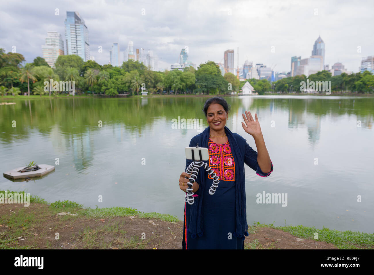 Belle mature femme indienne vlogging avec mobile phone Banque D'Images