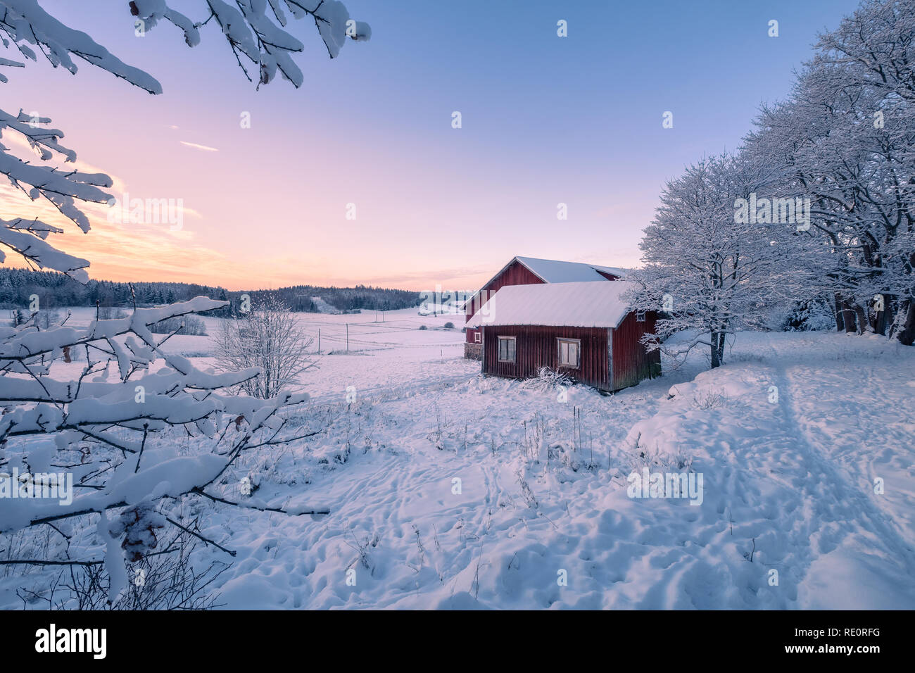 Maison abandonnée avec paysage de neige et coucher du soleil à soirée d'hiver en Finlande Banque D'Images