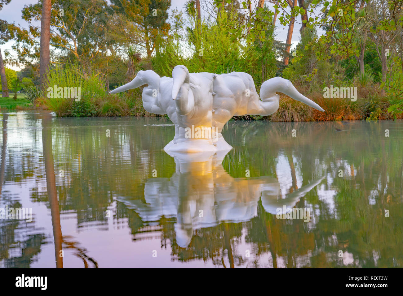 CHRISTCHURCH, Nouvelle-zélande - 10 octobre 2018 Kotuku, fibre de verre blanc sculpture de trois chefs d'héron blanc dans les jardins botaniques de Christchurch par Carolin Banque D'Images