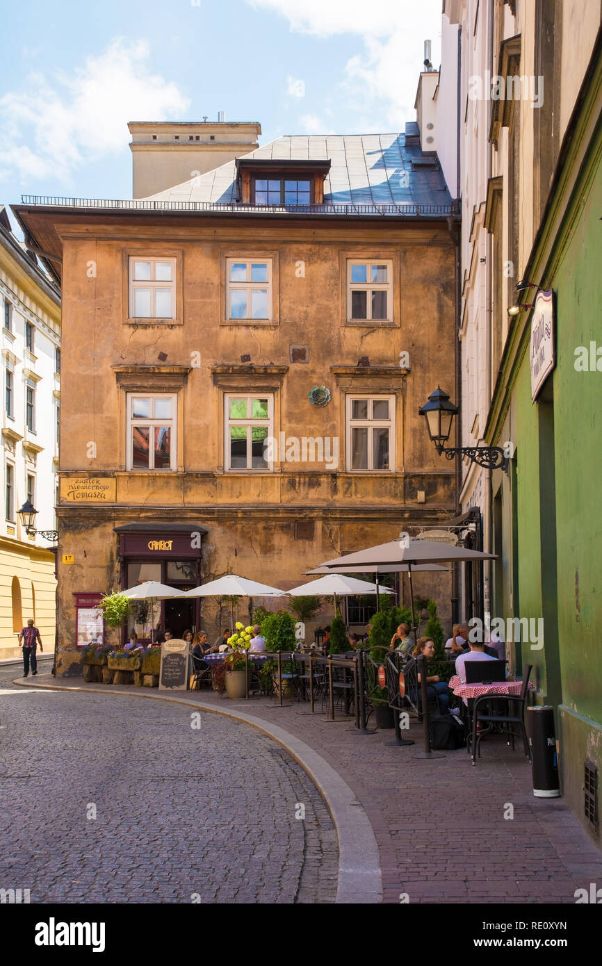 Cracovie, Pologne - 12 juillet 2018. Les clients se détendre à l'extérieur d'un café dans le centre historique de Cracovie Banque D'Images