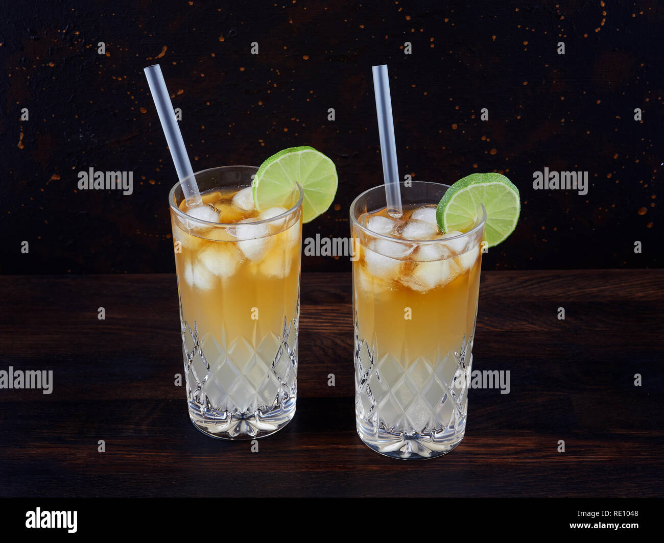 Dark 'n' orageux, un cocktail fait à l'aide de rhum foncé, du ginger ale ou bière, servi dans un grand verre rempli de glaçons et garni d'une tranche de lime Banque D'Images