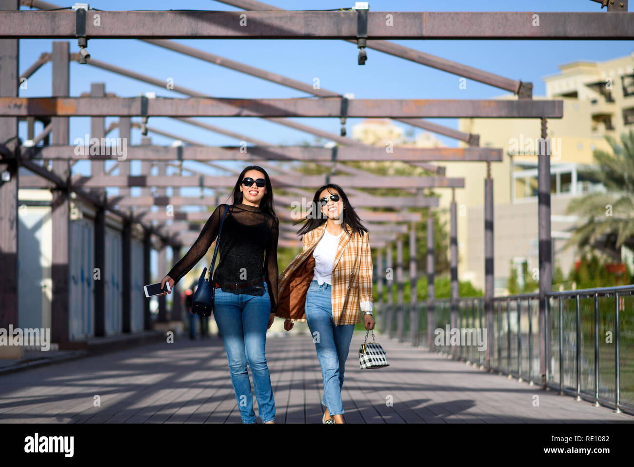 Les filles à la mode marche sur la rue libre Banque D'Images