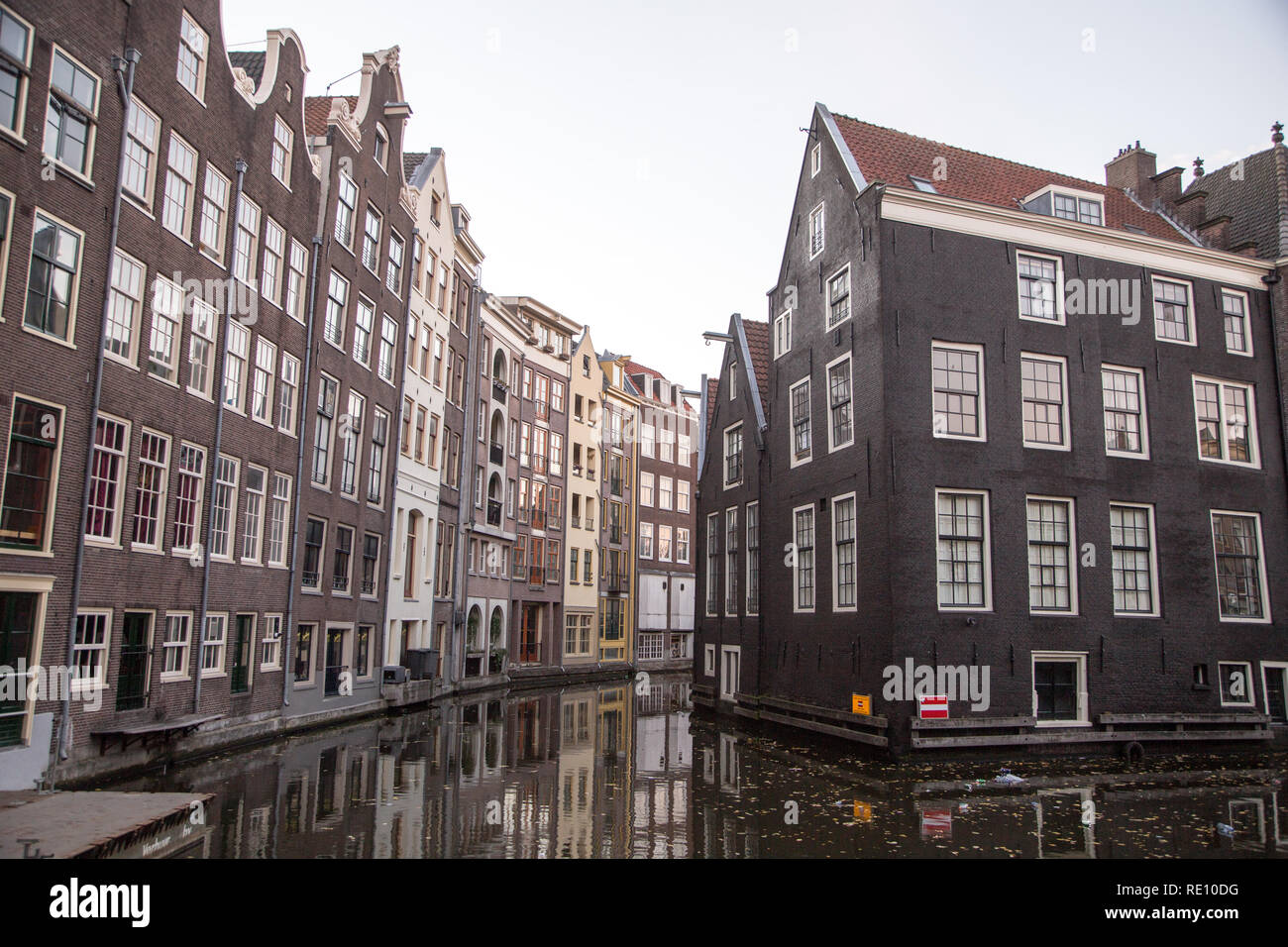 Vue type de remblai canal dans le centre historique de la ville, Amsterdam, Pays-Bas Banque D'Images