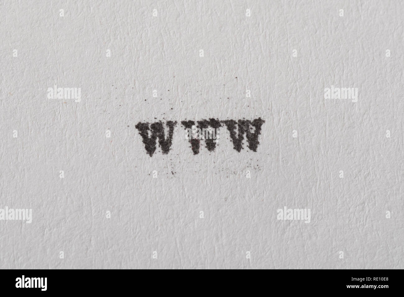 Le préfixe 'www' secondaire à toutes les pages web, tapé par une machine à écrire de l'époque des années 1950 s sur papier. Banque D'Images