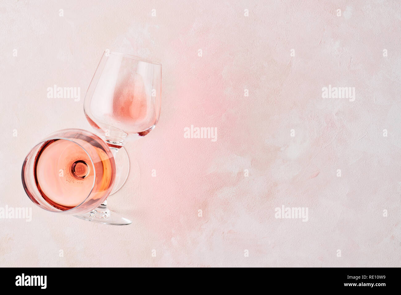 Boisson d'été. Verre de vin rose sur fond rose avec copie espace pour le texte. Vue d'en haut. L'horizontale. Banque D'Images