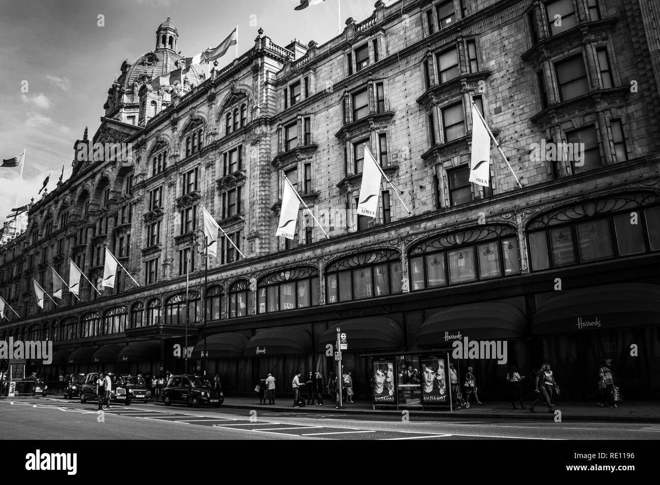 Old-fashioned la photographie noir et blanc du magasin Harrods à Londres, Royaume-Uni Banque D'Images