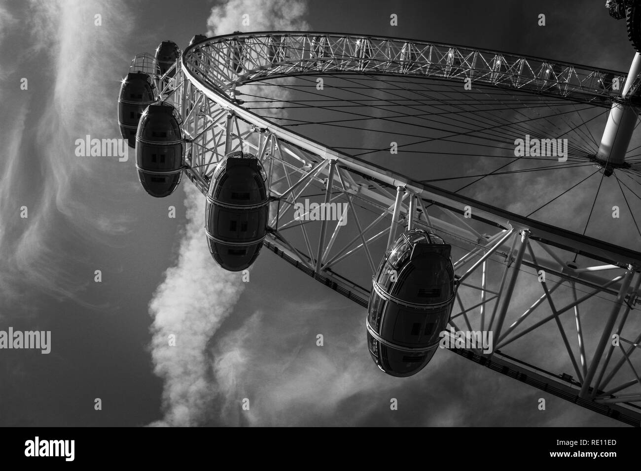 La photographie noir et blanc du bas vers le haut de la roue d'observation en porte-à-faux London Eye à Londres, Royaume-Uni Banque D'Images