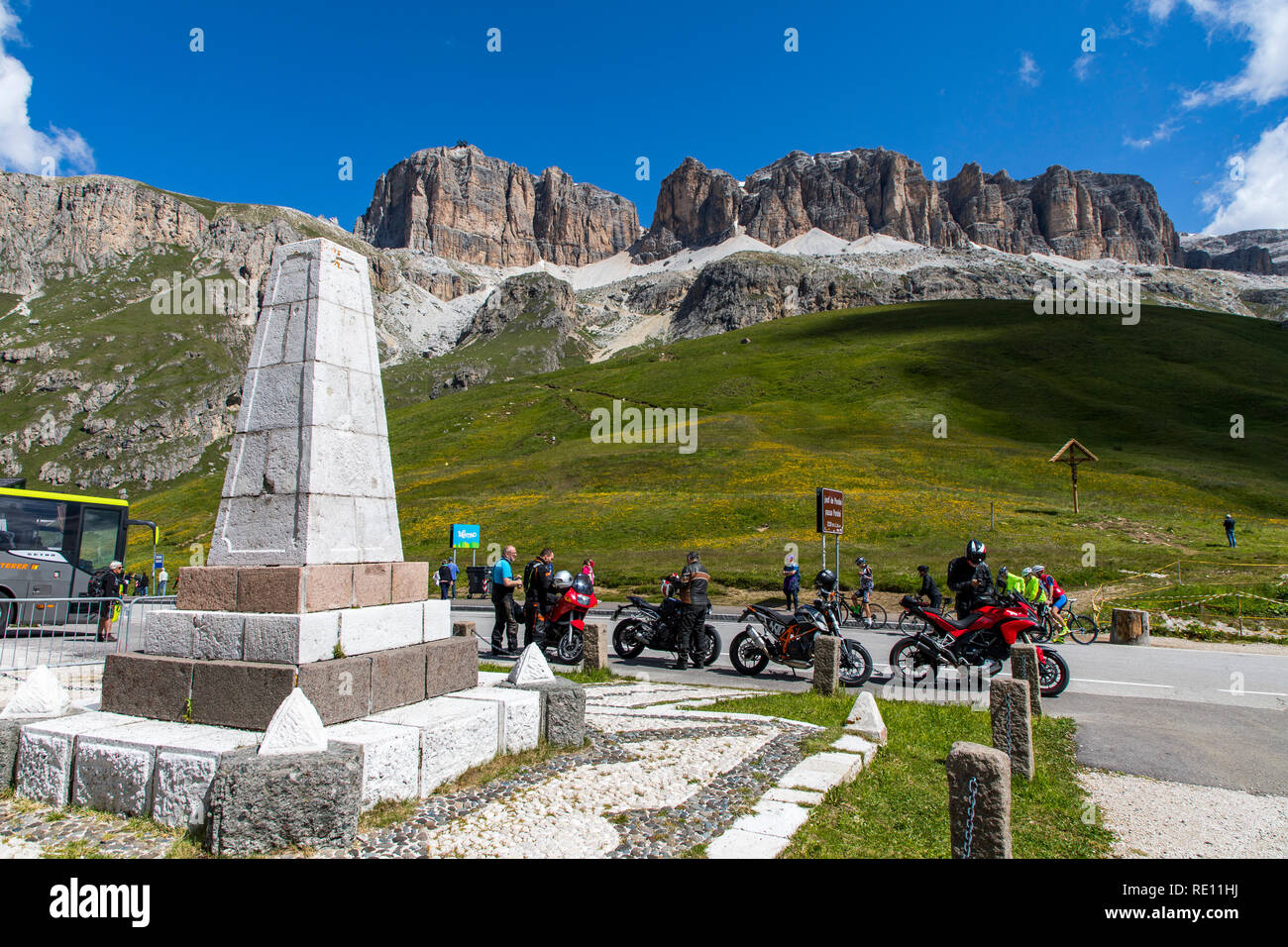 Veneto, paysage de montagne sur le Pordoi Pass, Dolomites, Italie, monument au col à 2239 mètres d'altitude, Banque D'Images