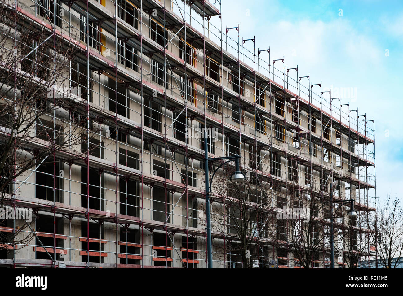 Site de construction , nouveau bâtiment façade avec perspective d'échafaudage - Banque D'Images