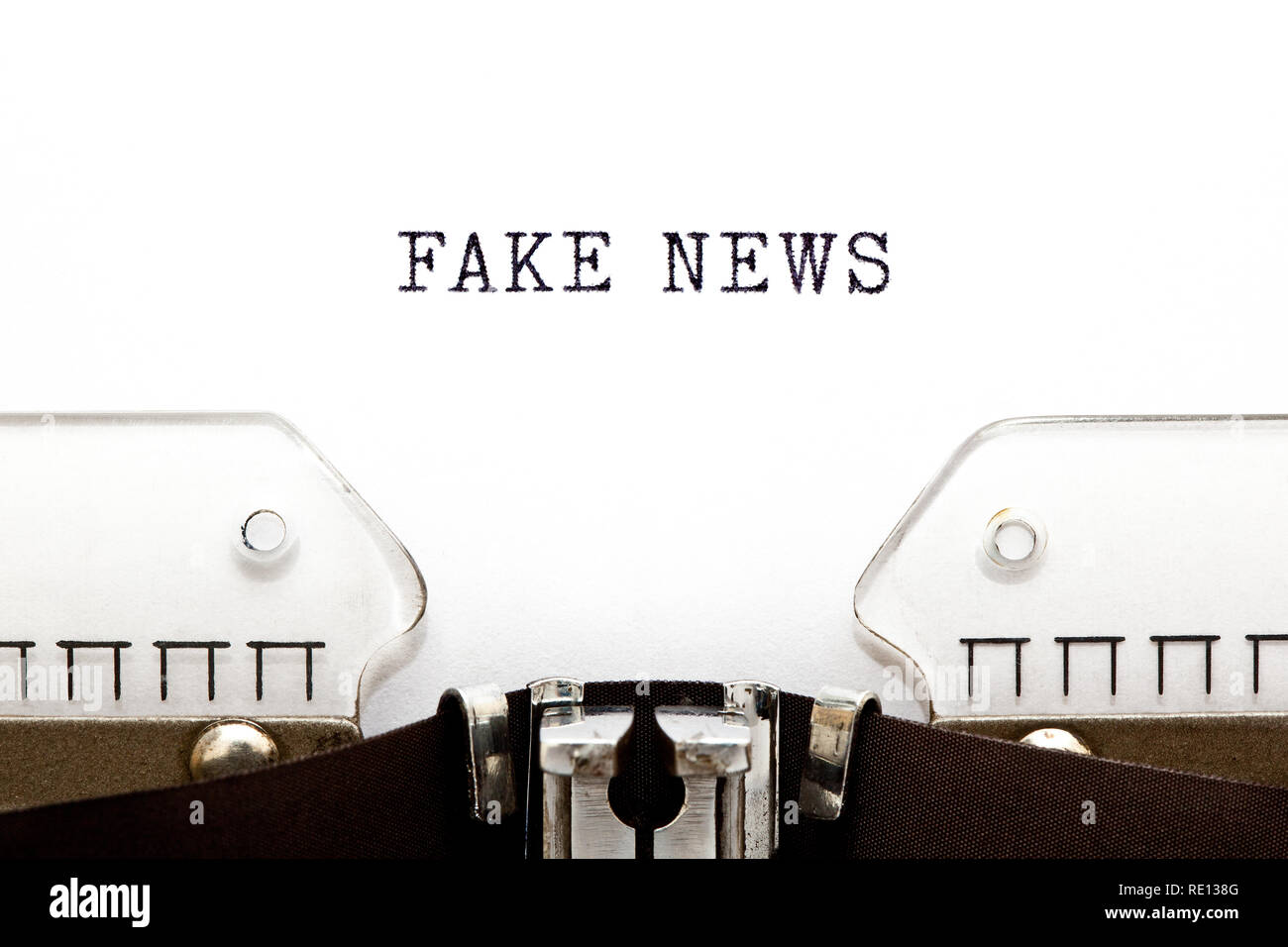 Fake News Texte dactylographié sur vintage typewriter avec copie espace. Canular news, de fausses informations ou la propagande des médias concept. Banque D'Images