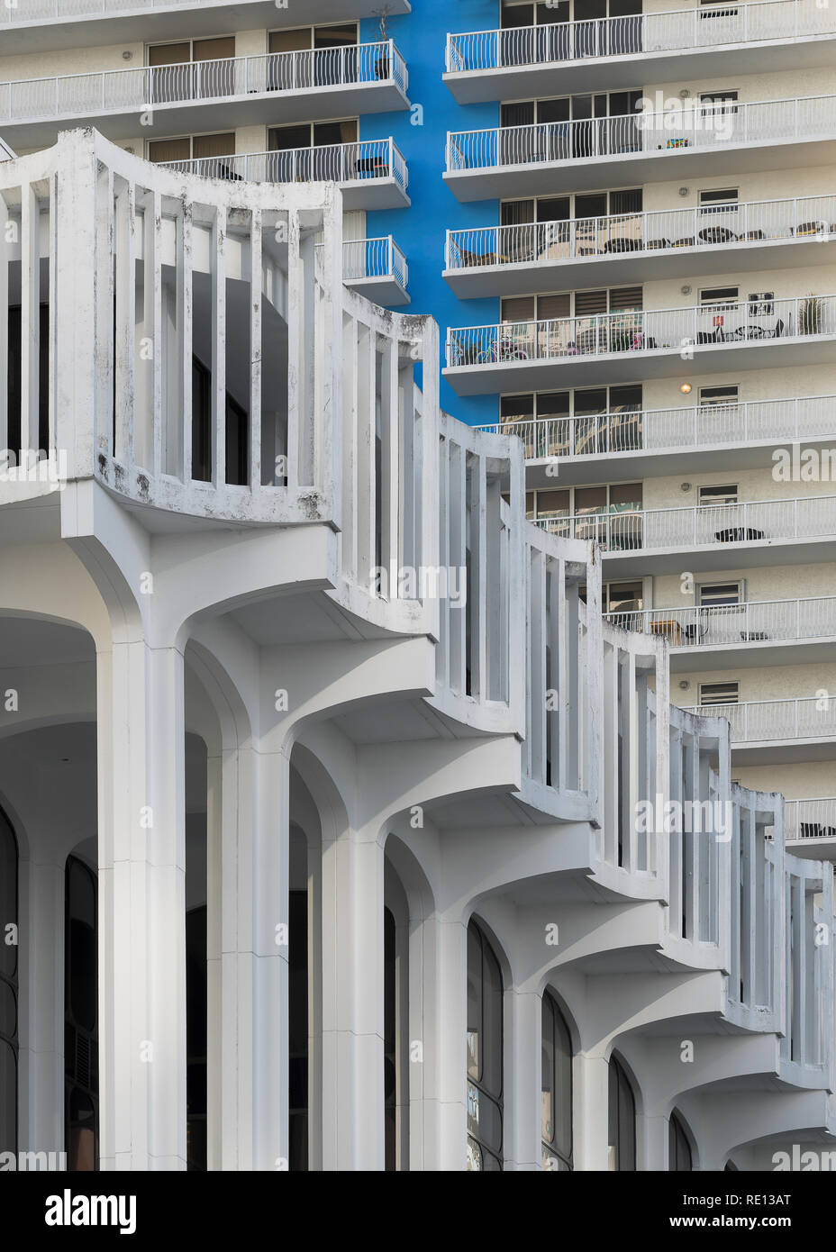 Plaza colonnade en face du grand immeuble de copropriétés sur l'Avenue Brickell à Miami, Floride Banque D'Images
