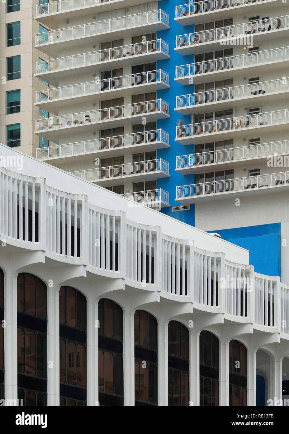 Plaza colonnade en face du grand immeuble de copropriétés sur l'Avenue Brickell à Miami, Floride Banque D'Images