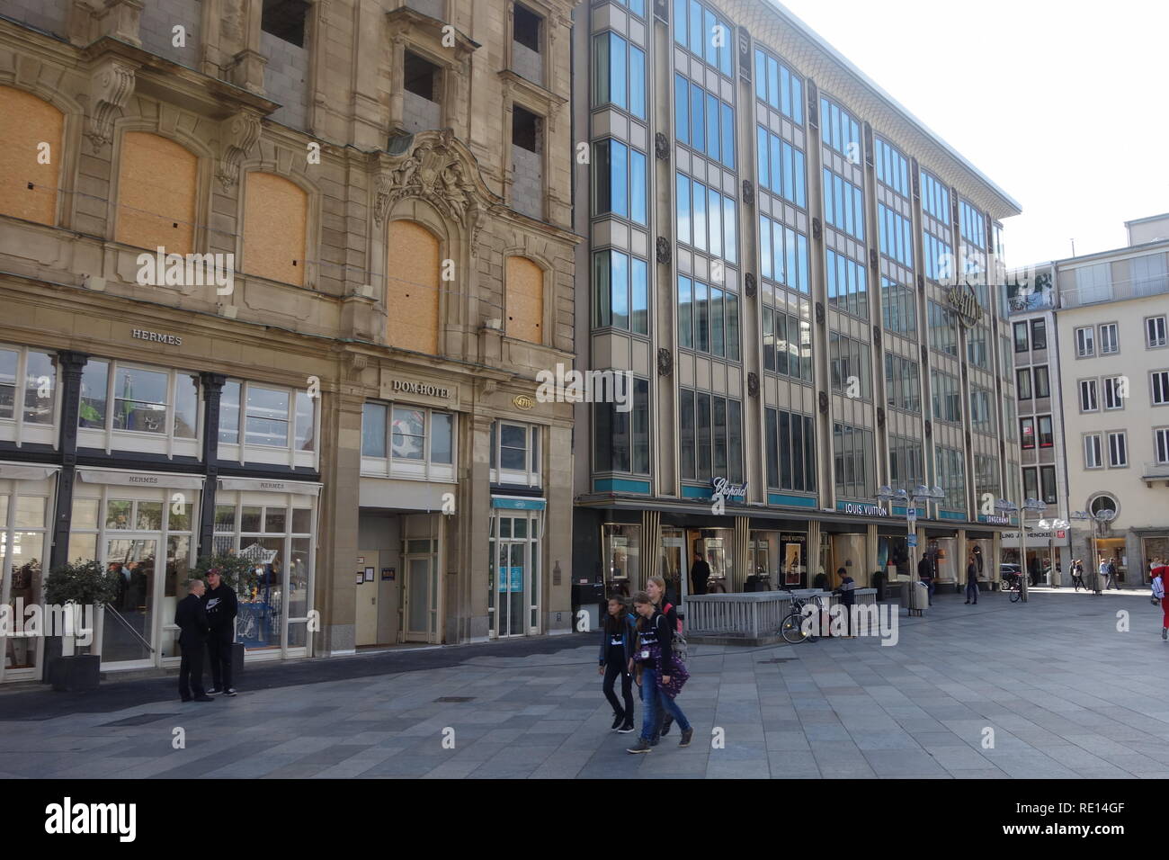 Blau-Gold- Haus (Blue Gold House), un bâtiment commmercial énumérés dans la vieille ville de Cologne au nord près de la cathédrale de Cologne. Reconstruit dans les années 1950. Banque D'Images