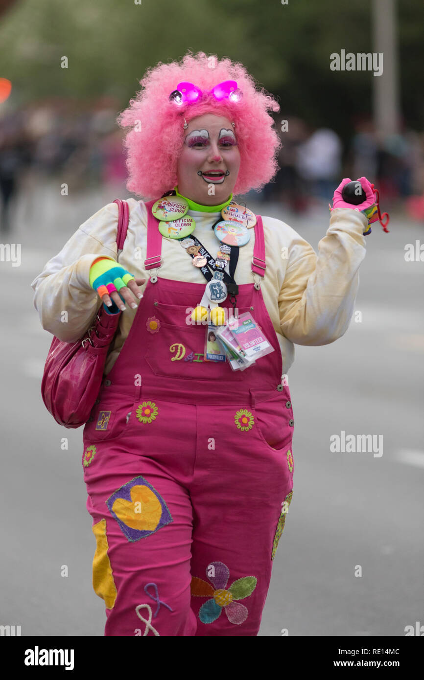 Louisville, Kentucky, USA - Mai 03, 2018 : Pegasus le défilé, avec une  perruque de clown femme rose, et une corne, marcher dans W Broadway ,  pendant la parade Photo Stock - Alamy
