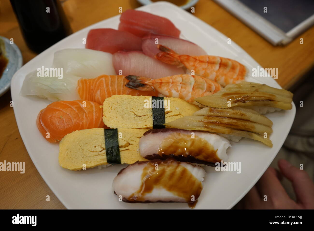Frais et délicieux sushi japonais groupe, y compris le thon, saumon, crevettes, œuf tamako et ainsi de suite. Banque D'Images