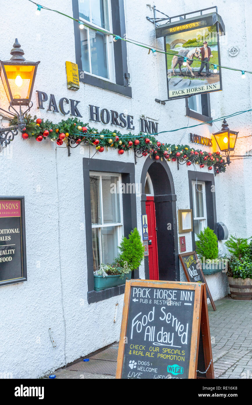 Le pub anglais traditionnel Pack Horse Inn dans le centre-ville de Keswick, Lake District,Cumbria, Angleterre Banque D'Images