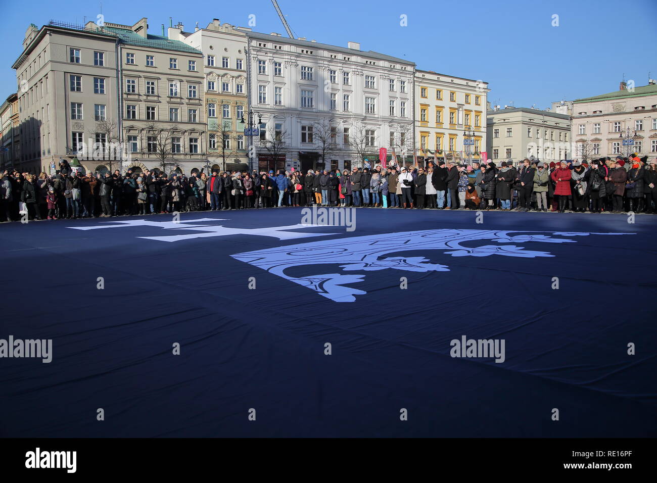 Les gens en centre-ville de Cracovie tenir grand pavillon de Gdansk comme hommage, solidarité avec le maire assassiné Pawel Adamowicz, jour de ses funérailles, le 19 janvier 2019 Banque D'Images