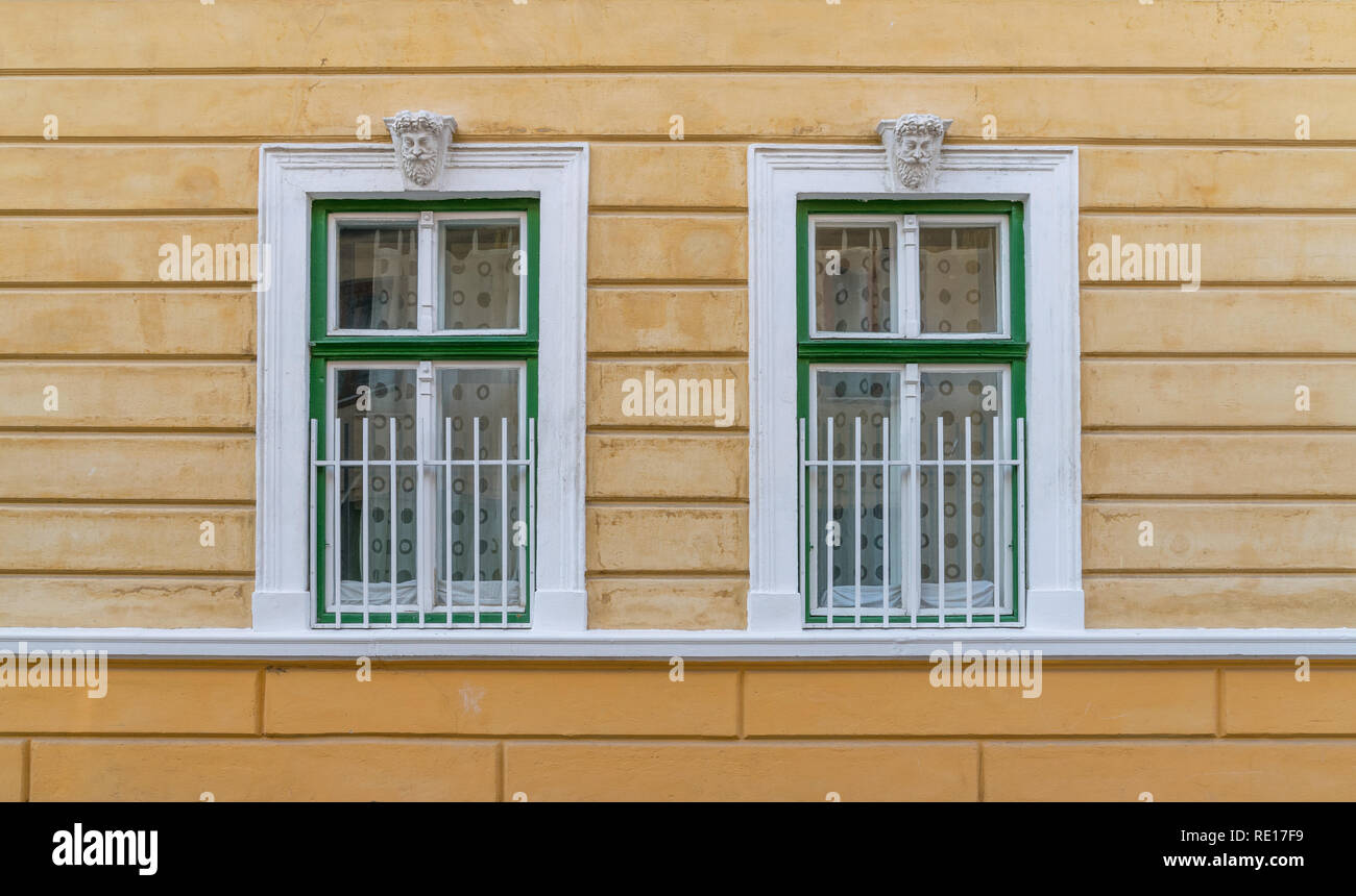 Le style baroque des éléments architecturaux d'un bâtiment à Sibiu, Roumanie. Banque D'Images