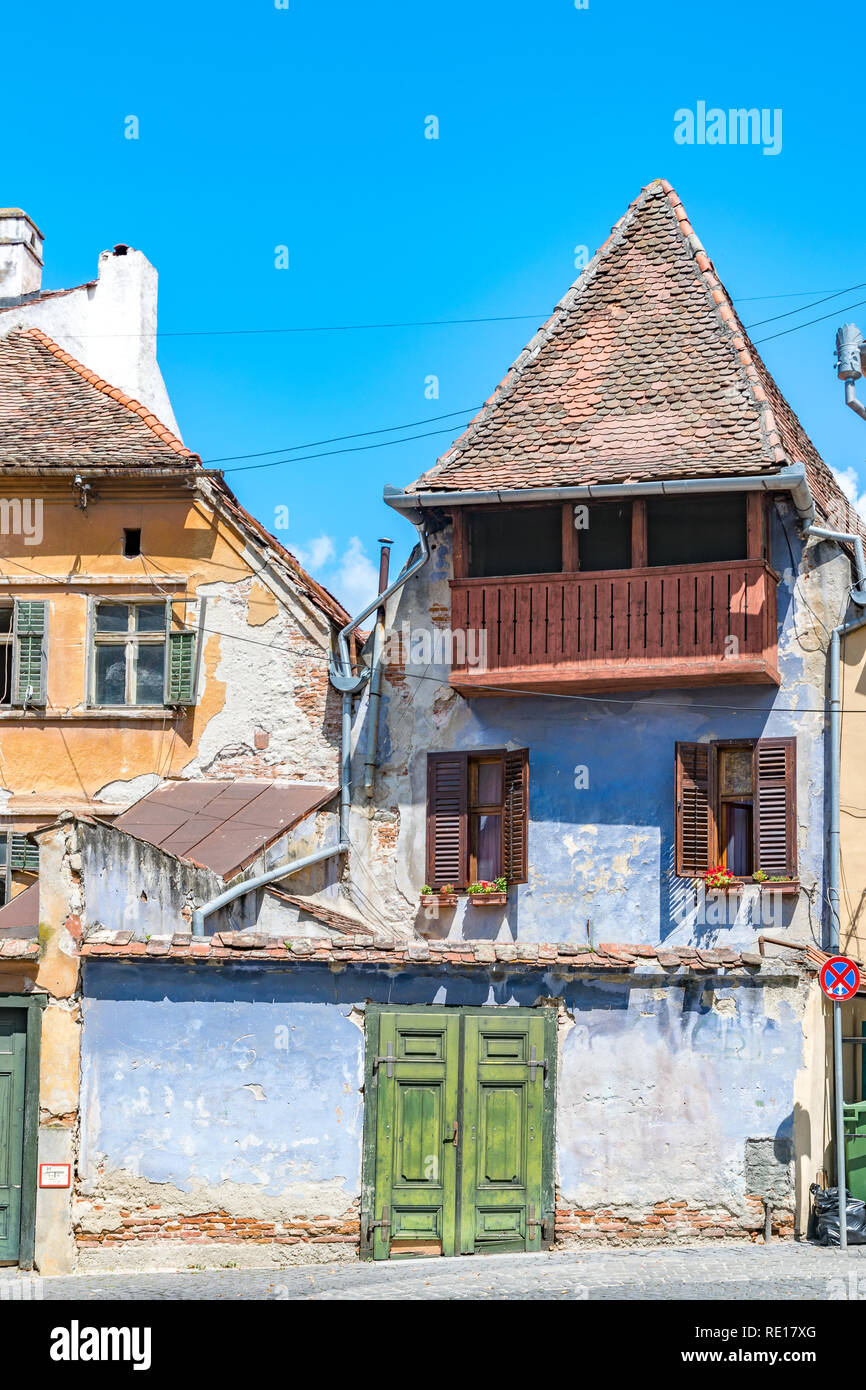 De belles maisons médiévales sur un jour d'été ensoleillé avec ciel bleu à Sibiu, Roumanie. Banque D'Images