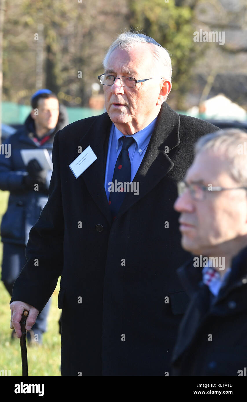 Sir Peter Bottomley MP suit le cercueil avec les restes de six Pas de Juifs assassinés à Auschwitz, d'être enterré à l'United Synagogue's nouveau cimetière de Bushey, Hertfordshire, après avoir été dans le Musée impérial de la guerre depuis des décennies. Banque D'Images