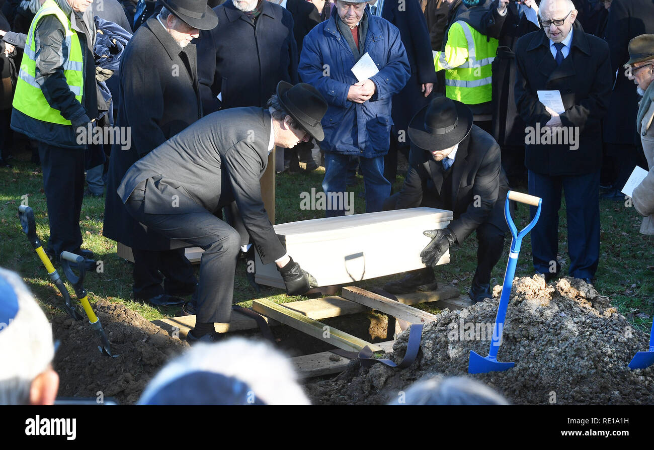 Un cercueil avec les restes de six Pas de Juifs assassinés à Auschwitz, est enterré à l'United Synagogue nouveau cimetière de Bushey, Hertfordshire, après avoir été dans le Musée impérial de la guerre depuis des décennies. Banque D'Images