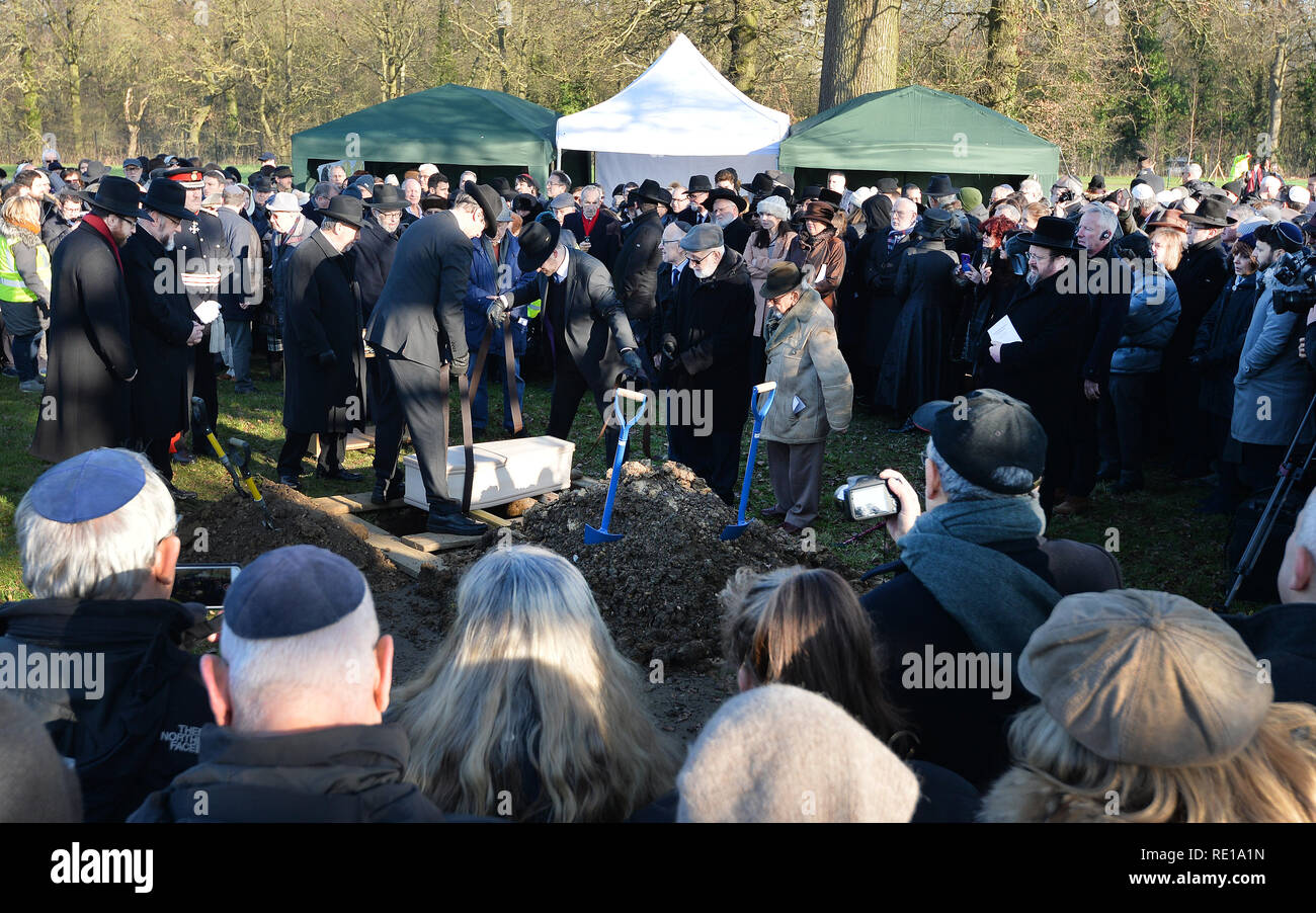 Un cercueil avec les restes de six Pas de Juifs assassinés à Auschwitz, est enterré à l'United Synagogue nouveau cimetière de Bushey, Hertfordshire, après avoir été dans le Musée impérial de la guerre depuis des décennies. Banque D'Images