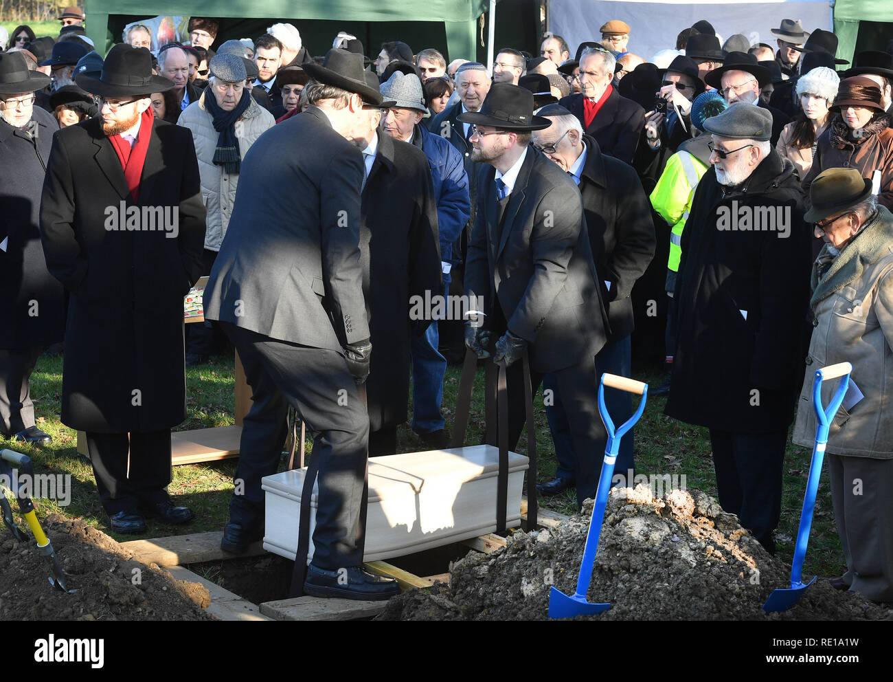 Un cercueil avec les restes de six Pas de Juifs assassinés à Auschwitz, est enterré à l'United Synagogue nouveau cimetière de Bushey, Hertfordshire, après avoir été dans le Musée impérial de la guerre depuis des décennies. Banque D'Images