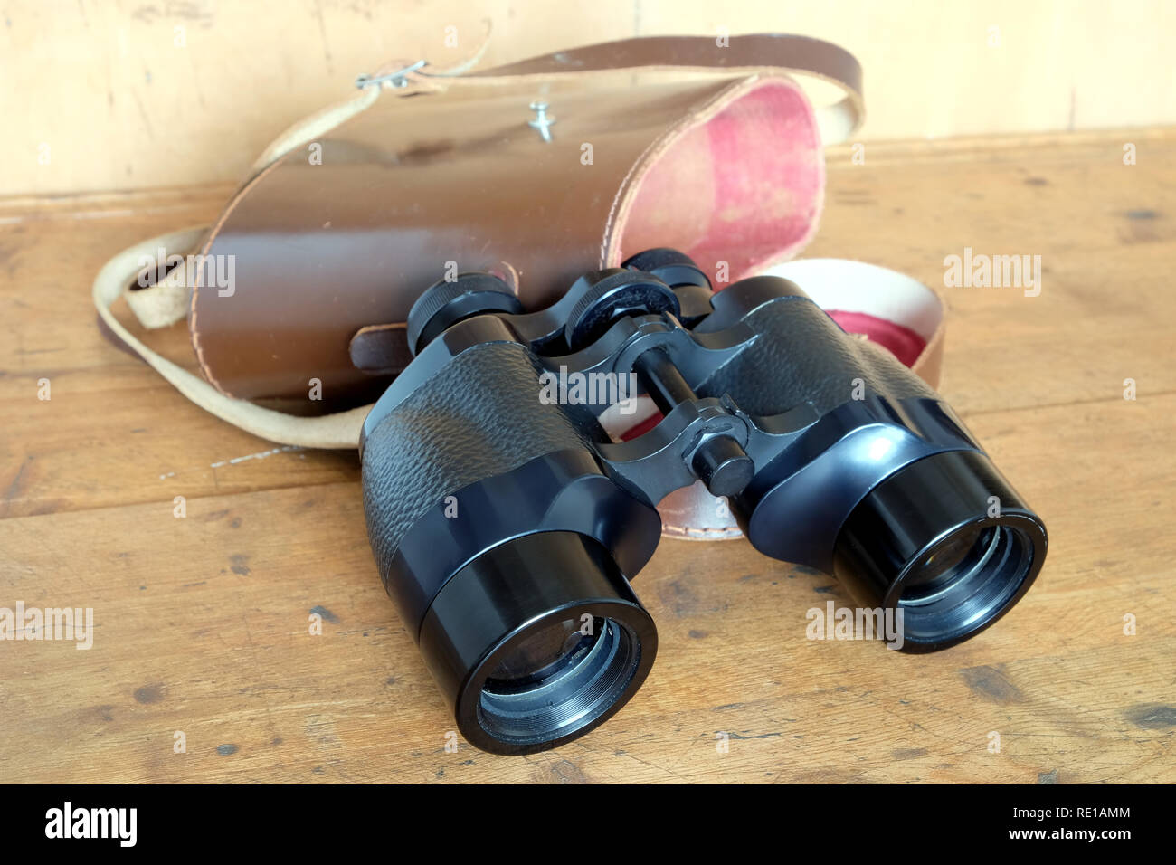 Prismes de Porro militaire anglais Vintage couleur noir jumelles et ouvert  en cuir dur brun sur fond de bois Vue de côté à l'intérieur libre Photo  Stock - Alamy