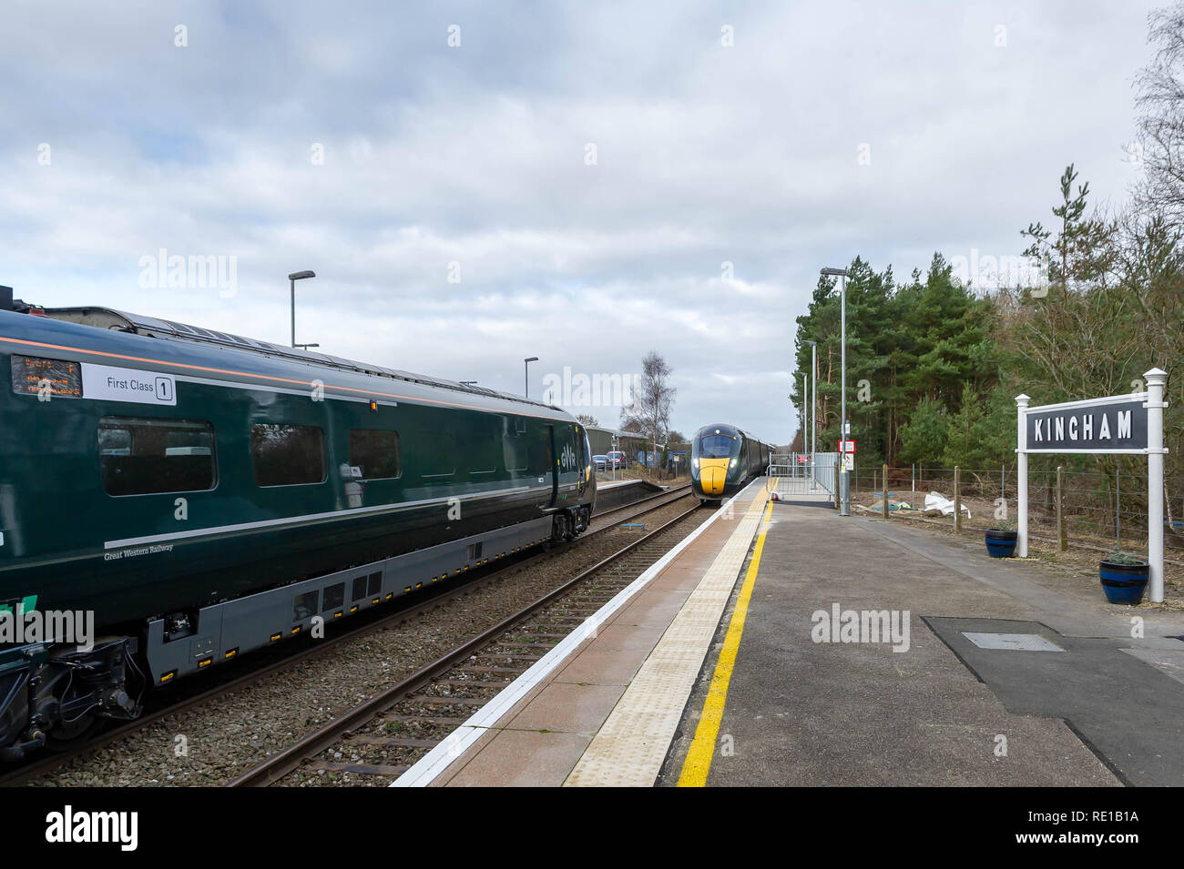 800 classe 006 avec un approches Kingham GWR Service à Londres Paddington dans la classe 800 014 attend de partir avec un service à Worcester Foregate Street o Banque D'Images