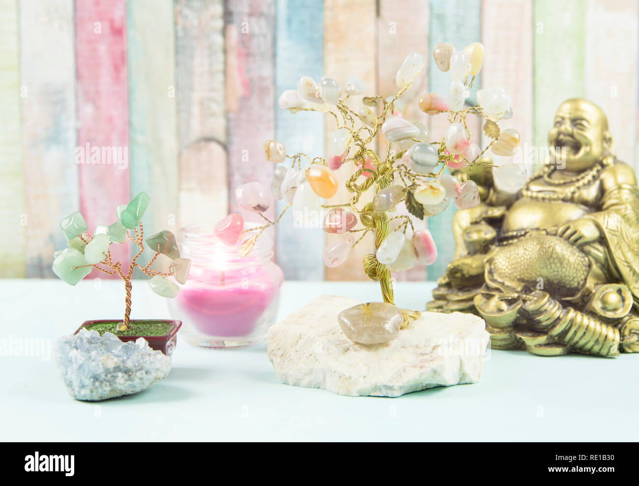 Fond Zen. Mental, corps et âme, l'équilibre des objets spirituels différents Buddah figure, arbre du bonheur, arbre d'argent, bougie, crystal cluster sur ta Banque D'Images