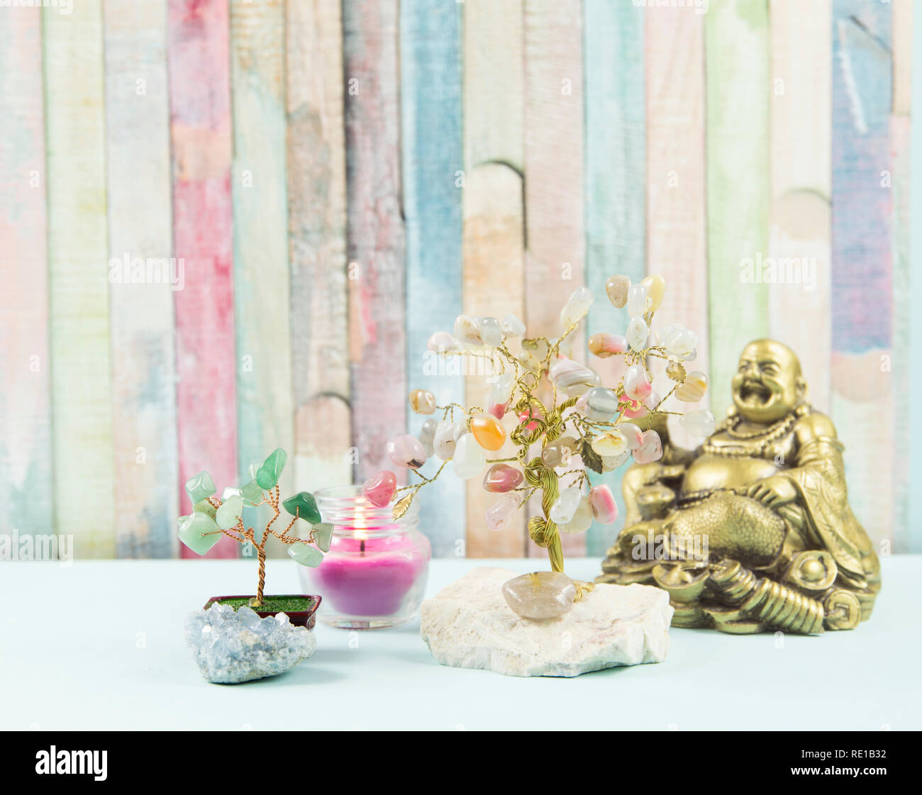Fond Zen. Mental, corps et âme, l'équilibre des objets spirituels différents Buddah figure, arbre du bonheur, arbre d'argent, bougie, crystal cluster sur ta Banque D'Images