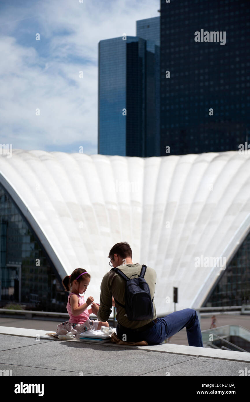 Père et fille de manger le déjeuner La Grande Arche, La Défense, Paris, France Banque D'Images