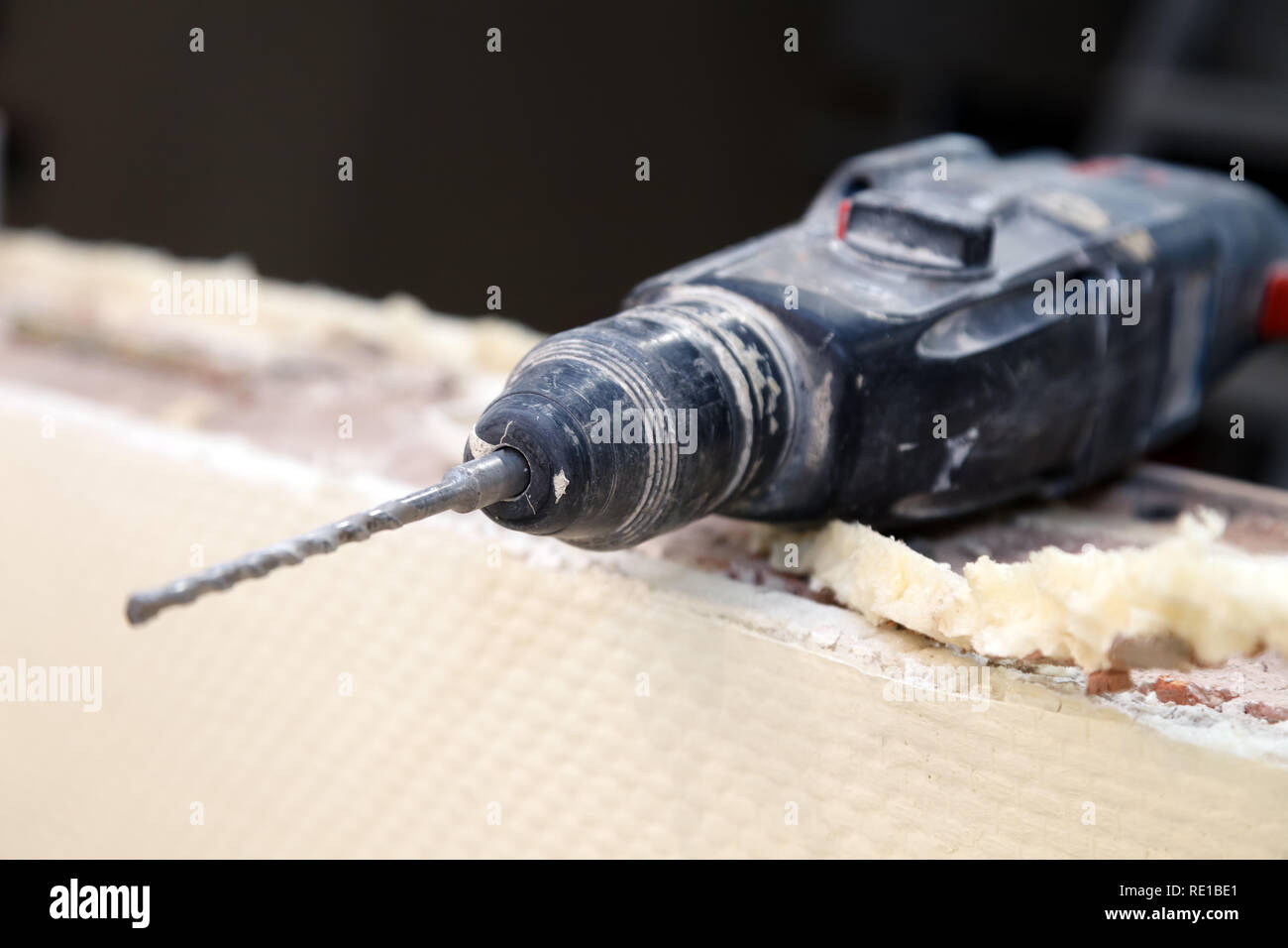 Libre service pour dusty perceuse, perforateur sur fond de réparation, construction, reconstruction, des briques, des escaliers. Installation et concept Banque D'Images