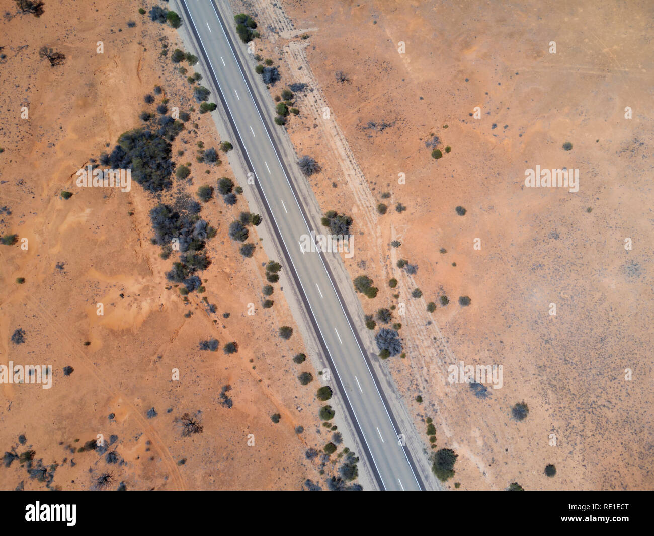 Aérienne de la route passant le scellé l'outback à l'Opal champs d'Andamooka Australie du Sud Banque D'Images