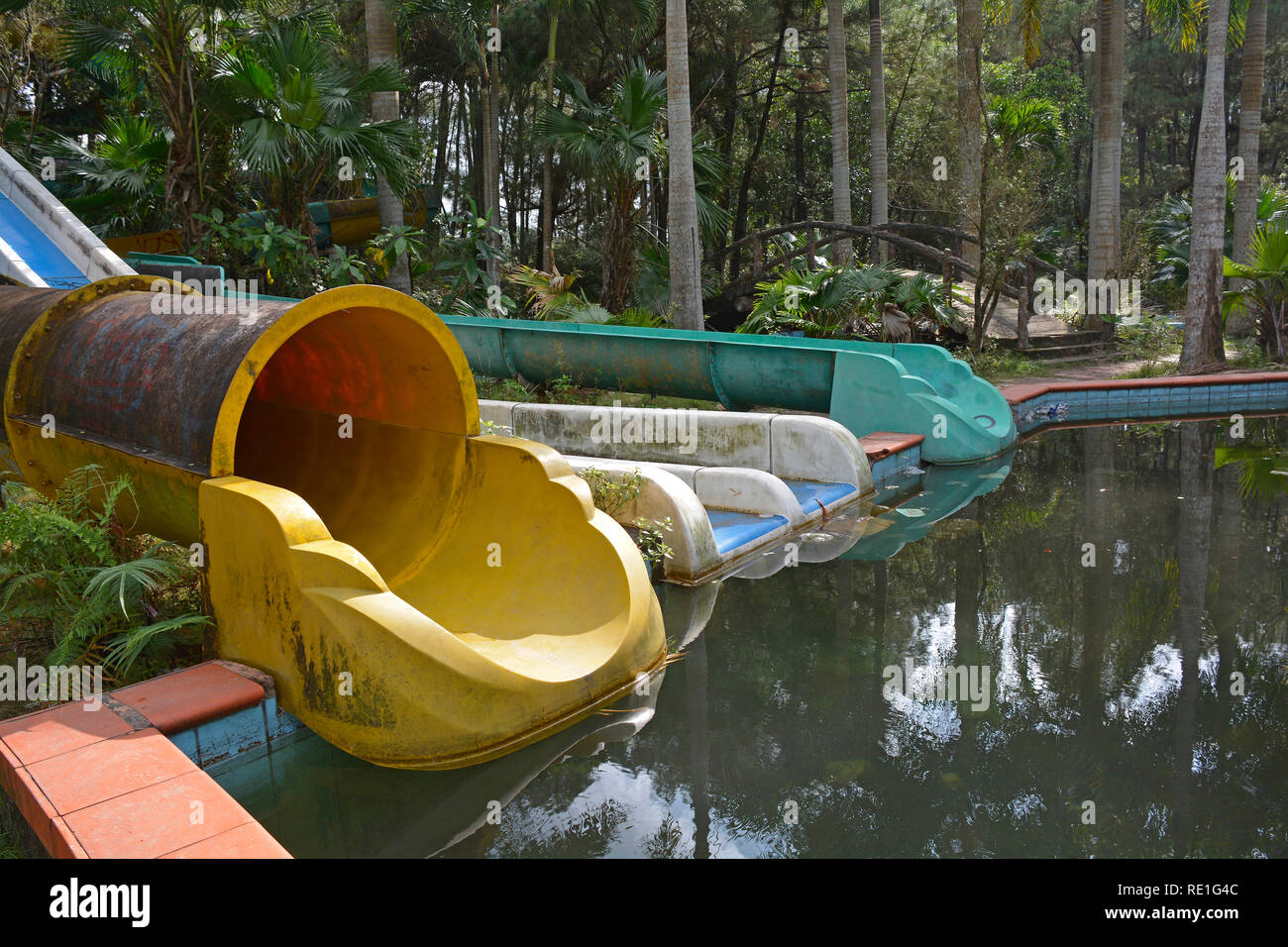 Un toboggan dans un parc de l'eau en Asie du sud-est Photo Stock - Alamy