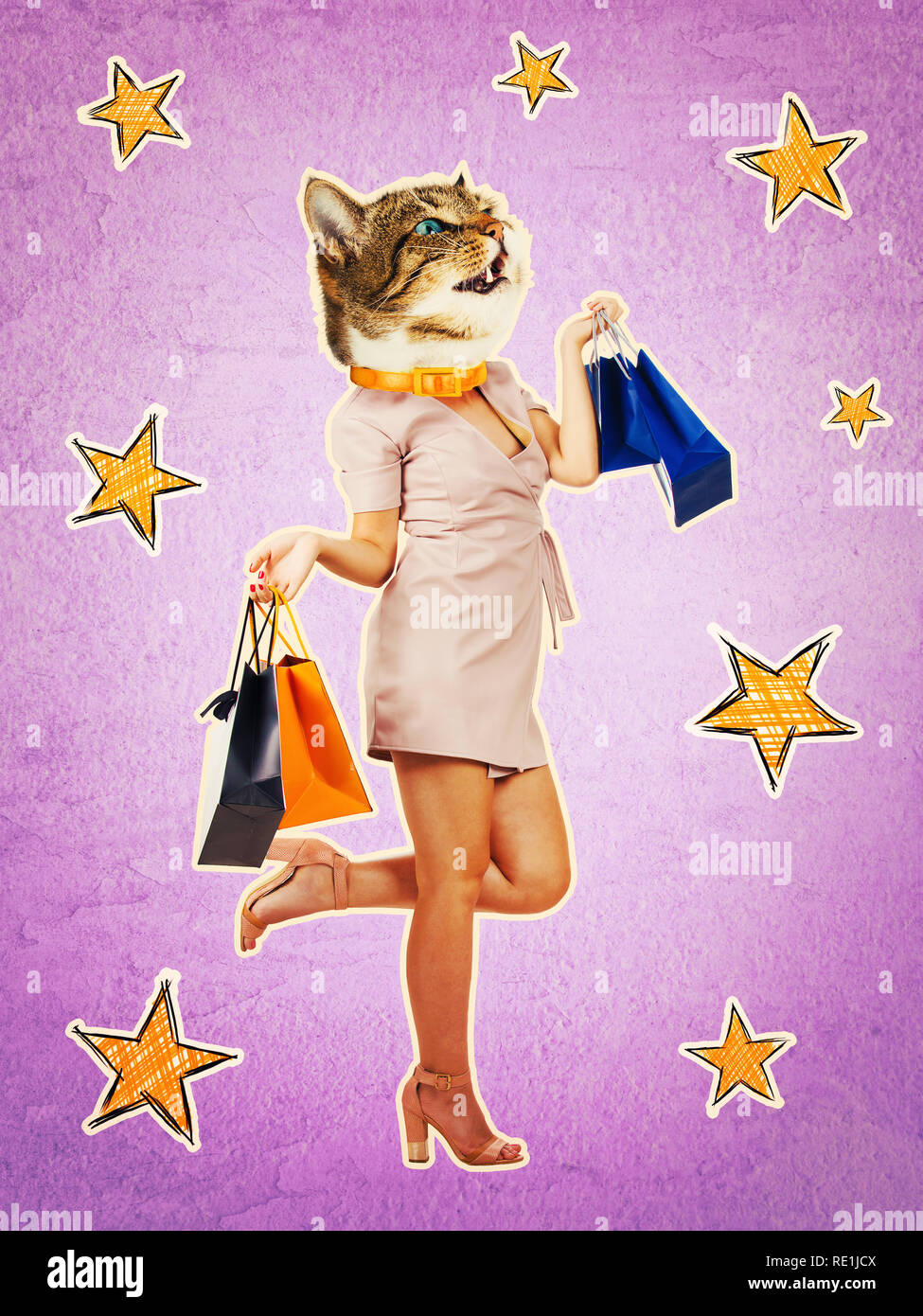 Contemporary art collage portrait of happy kitten headed woman, jambe repliée shopping après la vente. Style violet collage, zin Banque D'Images