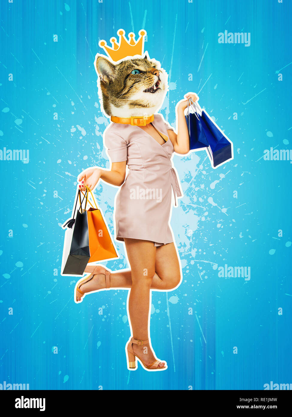 Contemporary art collage portrait heureux chaton headed woman avec couronne d'or, d'une jambe repliée carrying shopping bags. Pop art style moderne zi Banque D'Images
