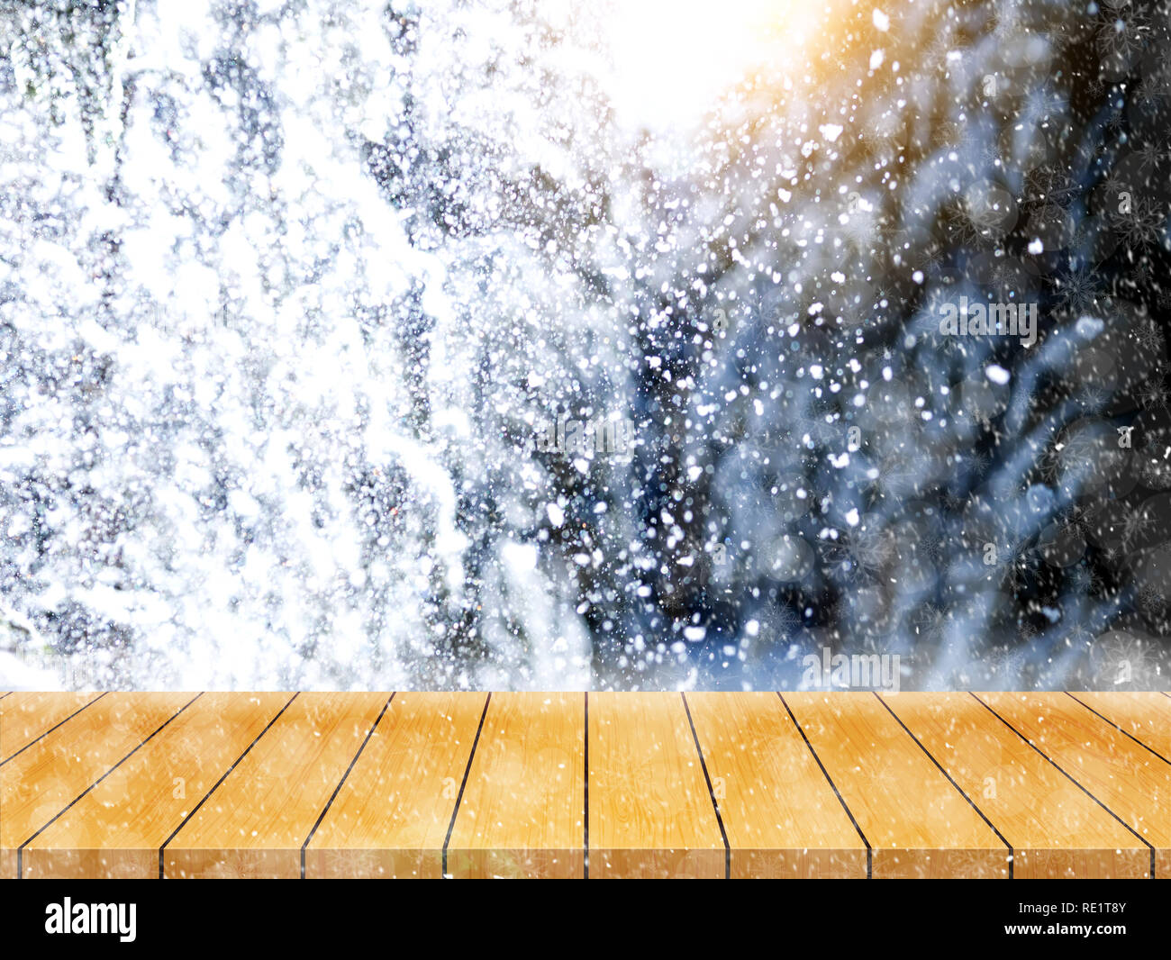 Fond d'hiver avec des chutes de neige et de table en bois Banque D'Images Fond d'hiver avec des chutes de neige et de table en bois Banque D'Images