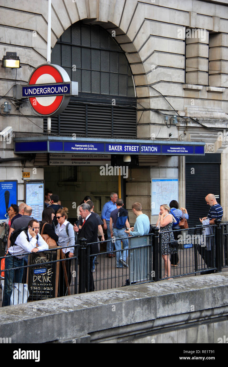 Animation de la ville en face de l'entrée de la station de métro Baker Street à Londres, Royaume-Uni Banque D'Images