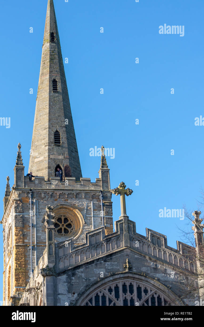 Stratford Upon Avon Warwickshire Angleterre UK 8 janvier 2019 les hommes de maintenance travaillant sur la tour en pierre de l'église Holy Trinity Banque D'Images