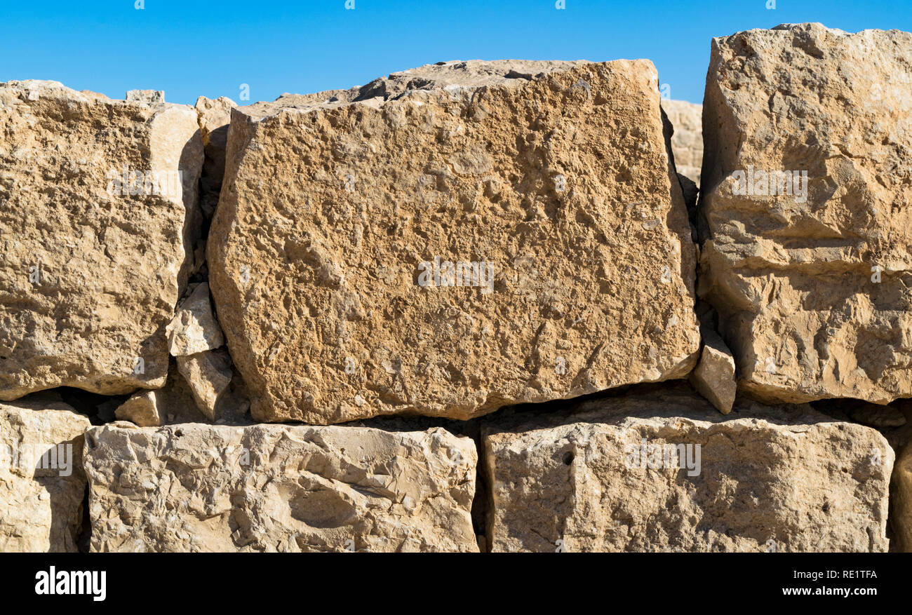 Une seule pierre dans l'ancienne pierre de la paroi sud de shivta parc national dans le désert du Néguev en Israël Banque D'Images