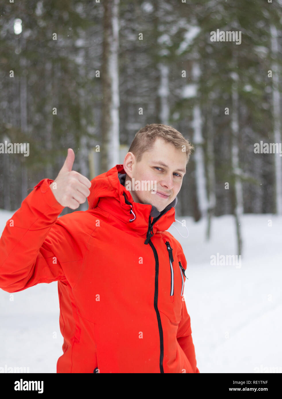 Happy man giving Thumbs up sign - portrait sur fond blanc Banque D'Images