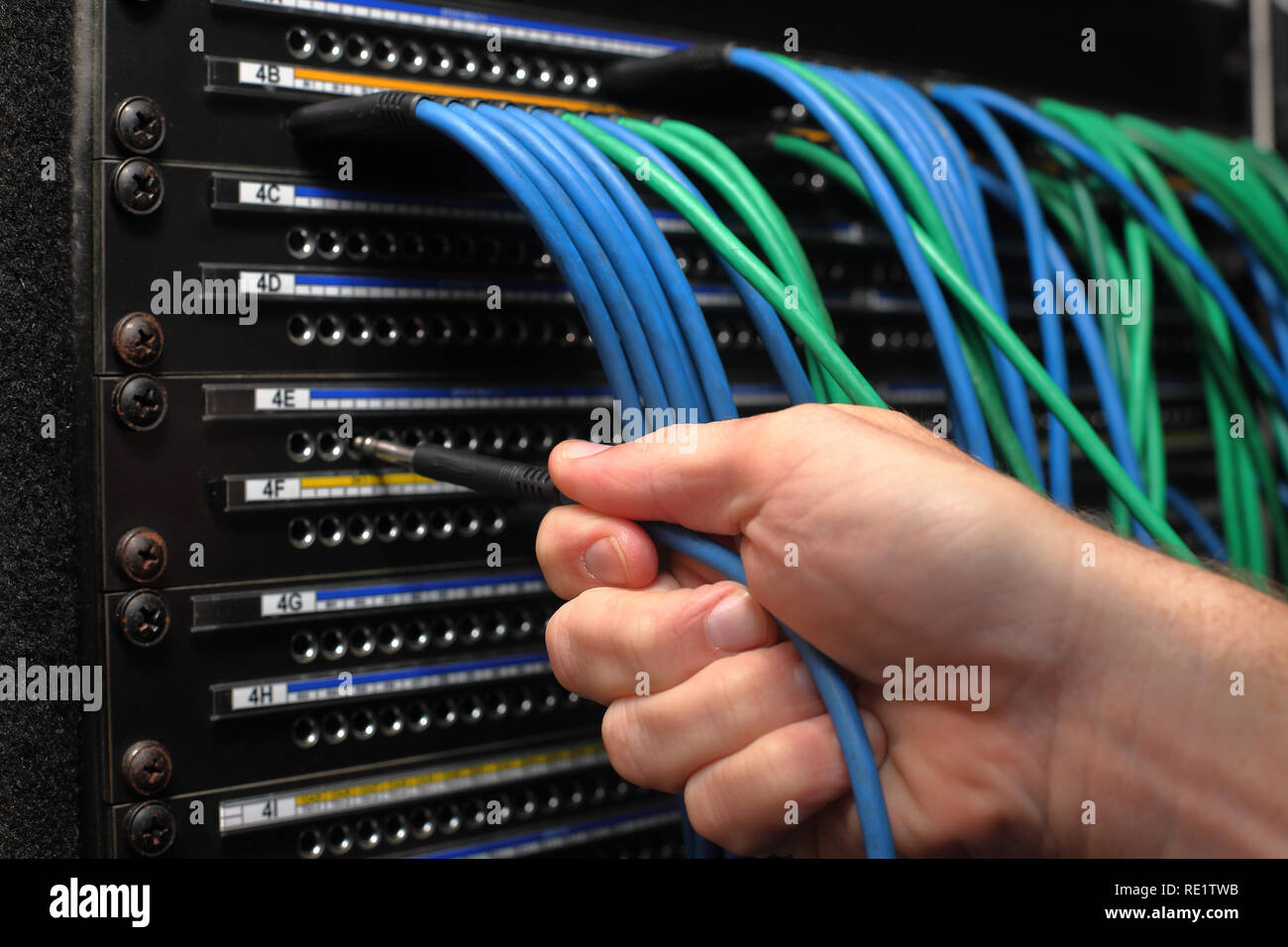 Part de l'insertion de câbles de raccordement dans la diffusion audio et studio patch panel Banque D'Images