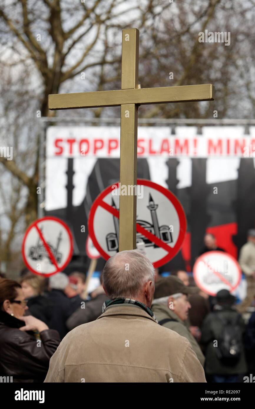 Rallye de l'extrême-droite NPD parti et le mouvement de droite Pro NRW à l'extérieur de la mosquée Merkez, Duisburg-Marxloh Banque D'Images