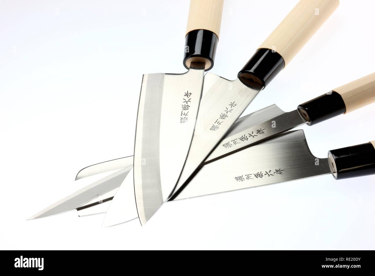 Le chef japonais couteaux, couteau à viande, couteau à poisson, cleaver, fileter couteau, couteau de cuisine, gravée de caractères, poignée en bois Banque D'Images