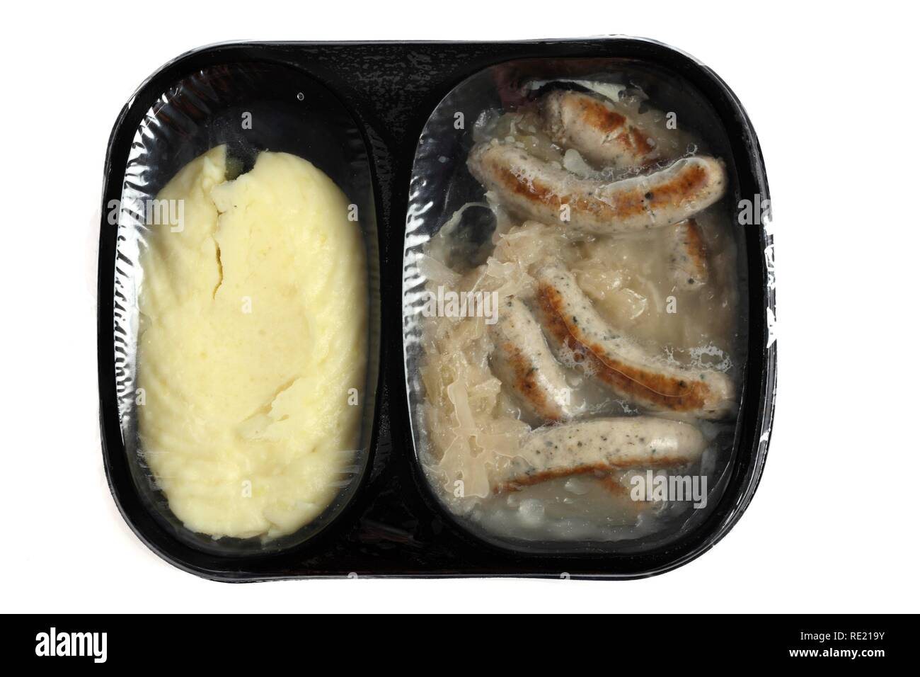 Repas dans un récipient en plastique, pré-cuites, en portions individuelles pour une personne, des saucisses de Nuremberg avec la choucroute et de la purée de pomme de terre Banque D'Images