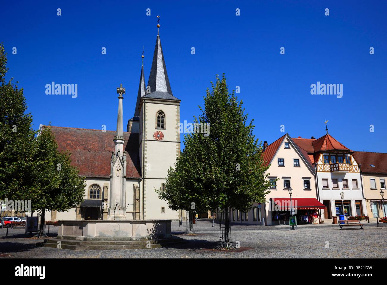 Place du Marché et Église Paroissiale, Hassfurt, Hassberge, district de Basse Franconie, Bavière Banque D'Images