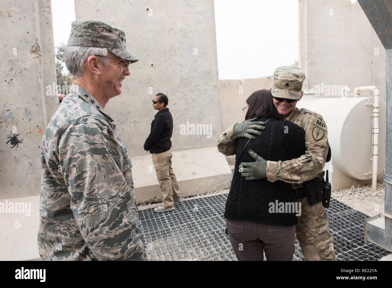Mme Ricki Selva, épouse de l'U.S. Air Force Général Paul J. Selva, vice-président de l'état-major interarmées, étreignant un policier militaire de l'armée américaine, à droite, à l'aérodrome de Kandahar, Afghanistan, 24 novembre 2016. Le général et Mme Selva Selva visité nos soldats sur l'Afghanistan pour passer Thanksgiving avec eux et les remercier de leur service. Banque D'Images